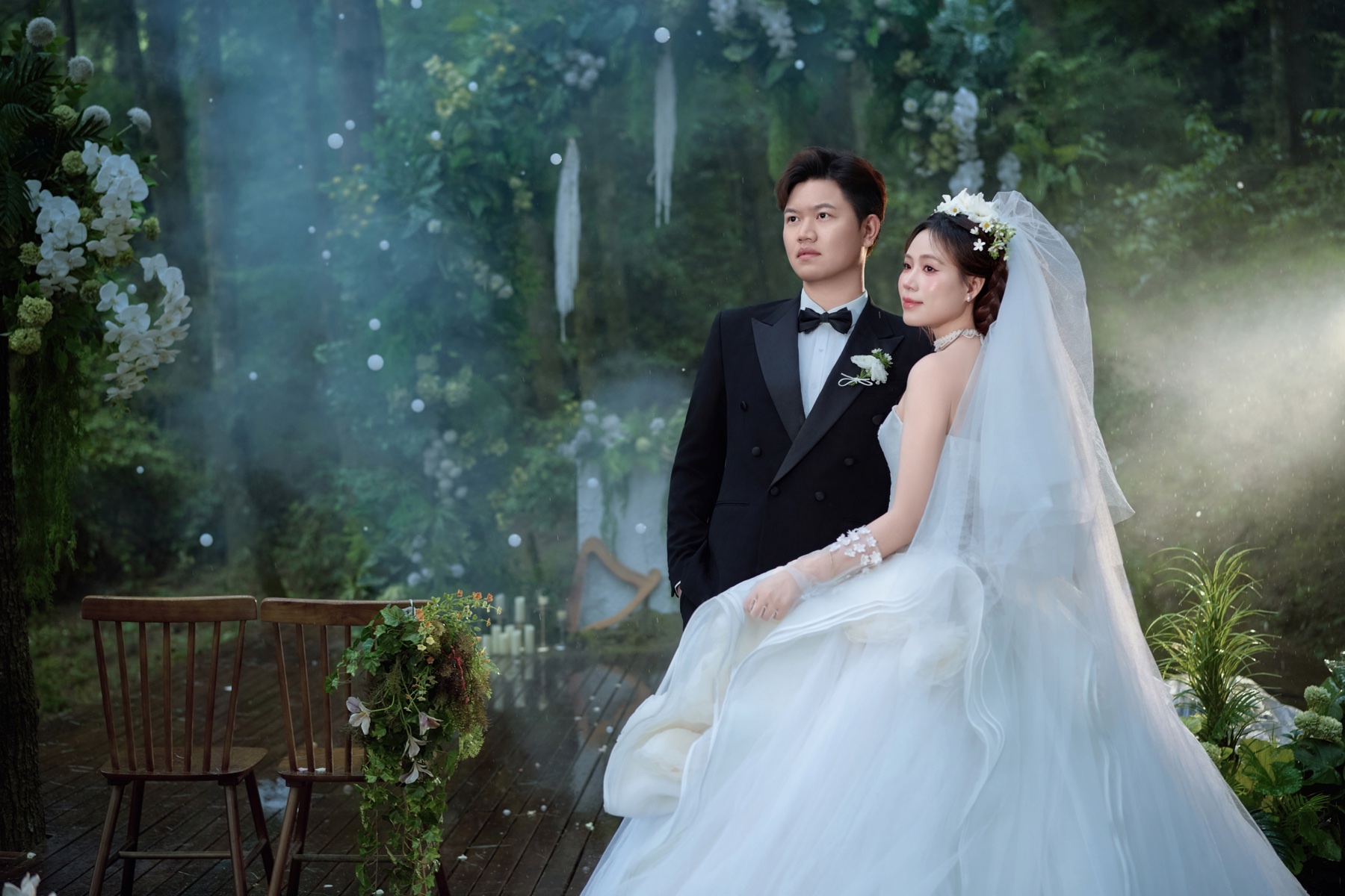 许凌哲与张宣在森林婚礼场景中合影