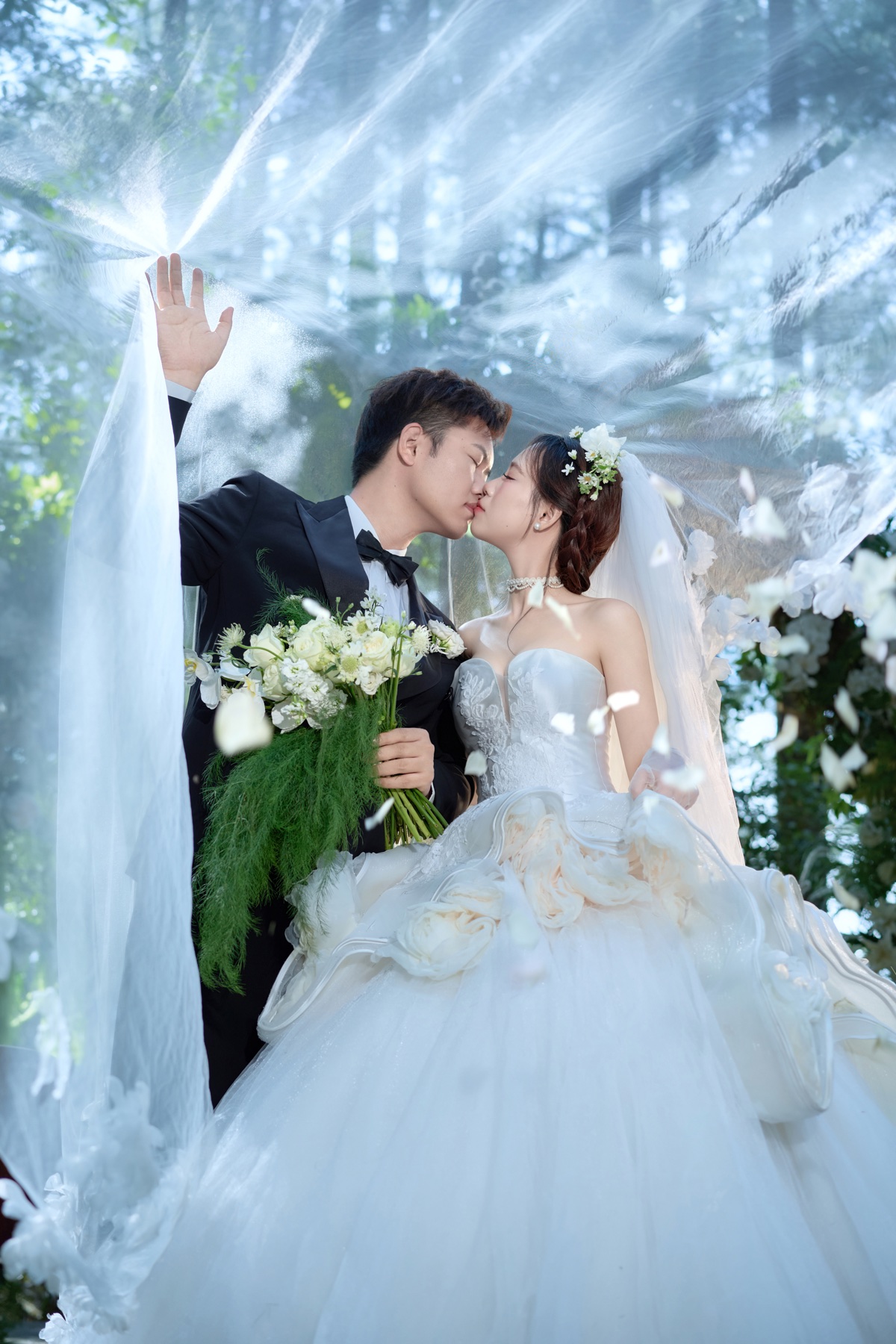 许凌哲与张宣在森林花幕前亲吻
